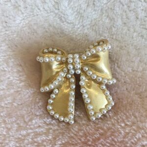Buffed Gold and Faux Pearl Bow Fashion Pin Brooch designer Accessory NWT 1x1.25”